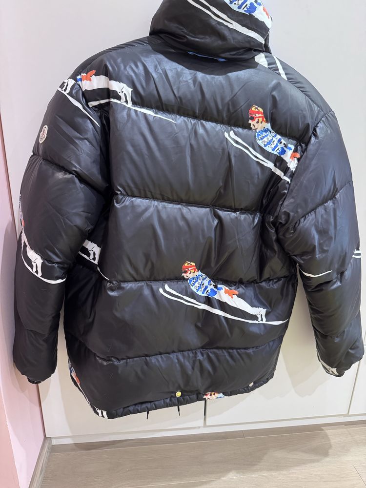Продам зимнюю курточку в стиле Moncler