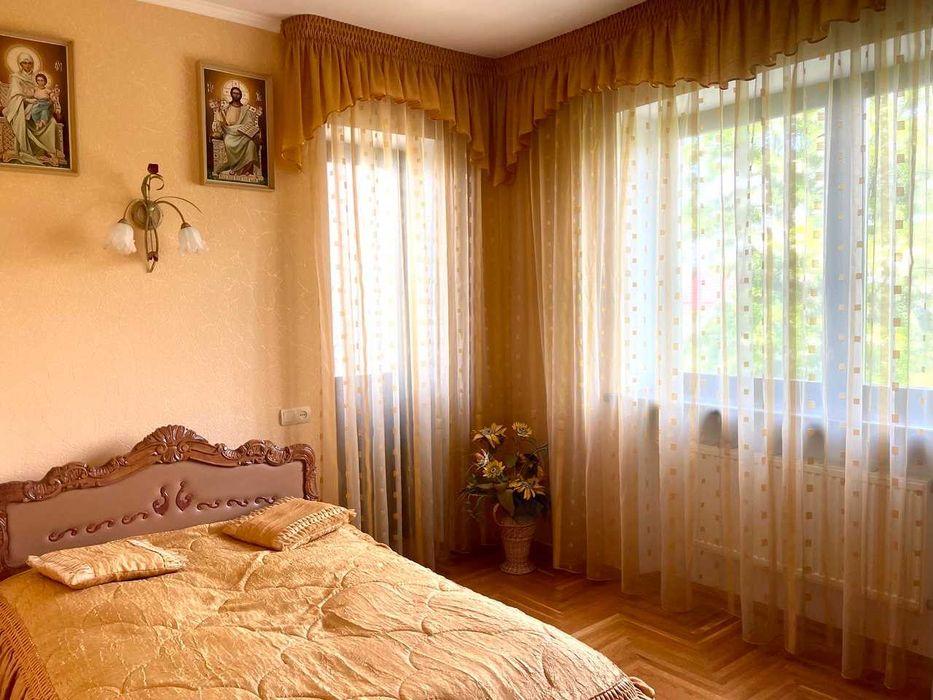 Продаж 2поверхового будинку з гаражем і ділянкою 11соток.