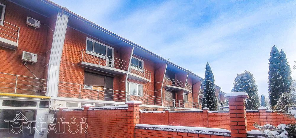 У продажі затишний таунхаус з виходом на Журавлівське водосховище!