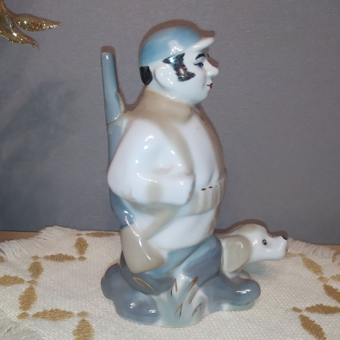 Фарфоровая статуэтка Охотник с собакой Полонное