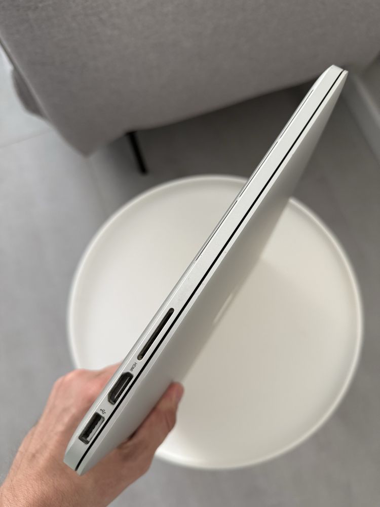 Macbook pro 15 2015 ( i7 2.8/3.5 , 256 SSD , 16GB RAM )
