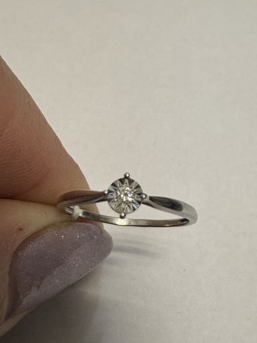 Золотое кольцо с бриллиантом