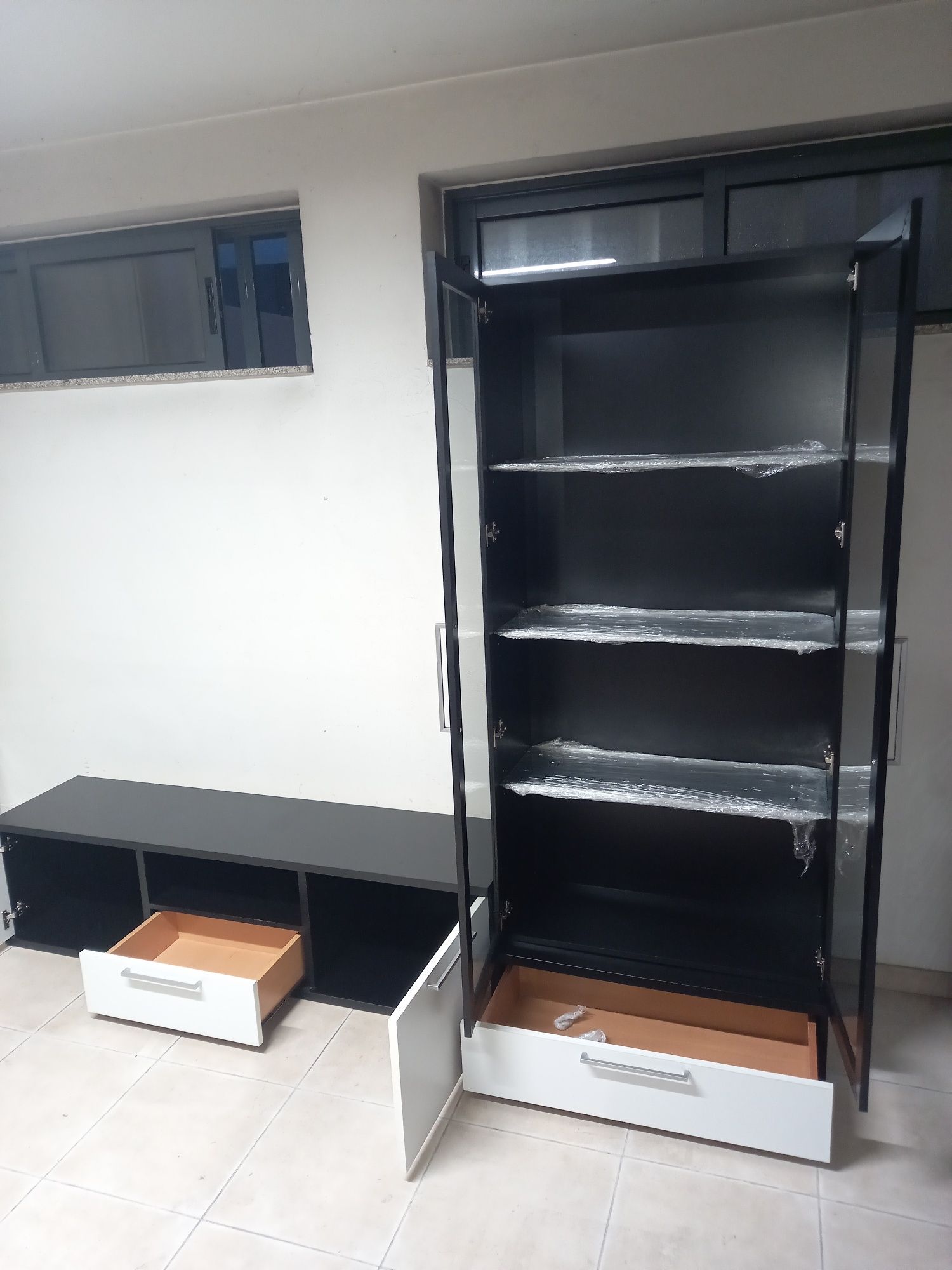 Móvel de sala com armário.
