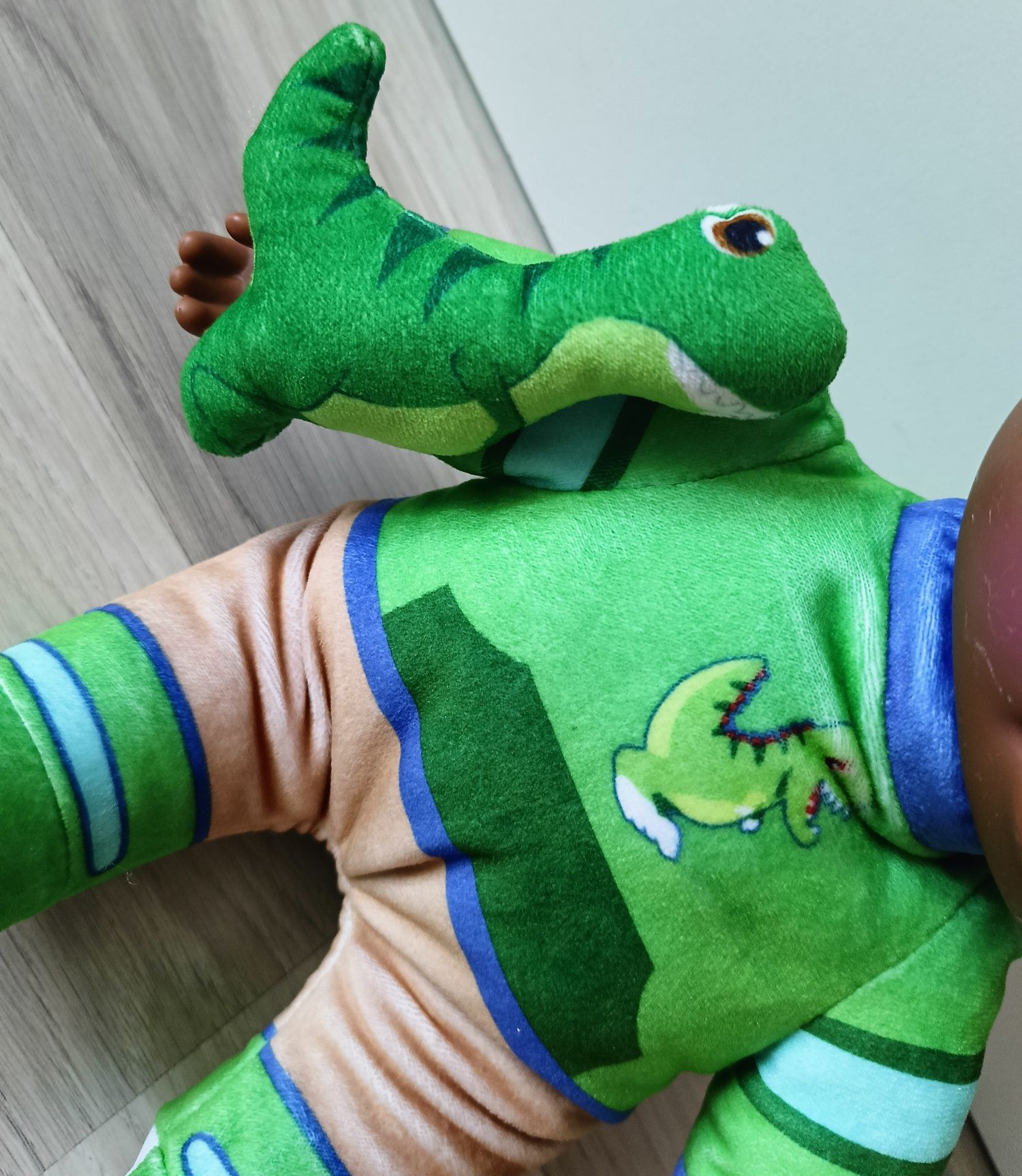 CoComelon My Friend Cody z dinozaurem maskotka interaktywna  34cm