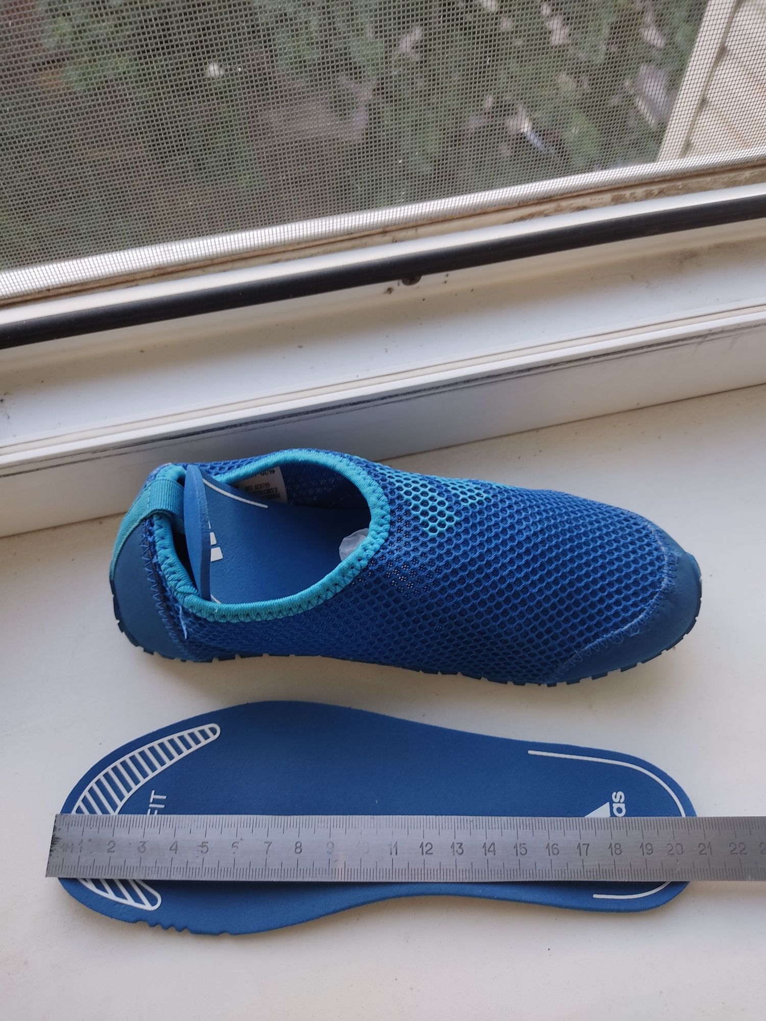 Продам детские коралловые тапочки для плавания Adidas , р. 33