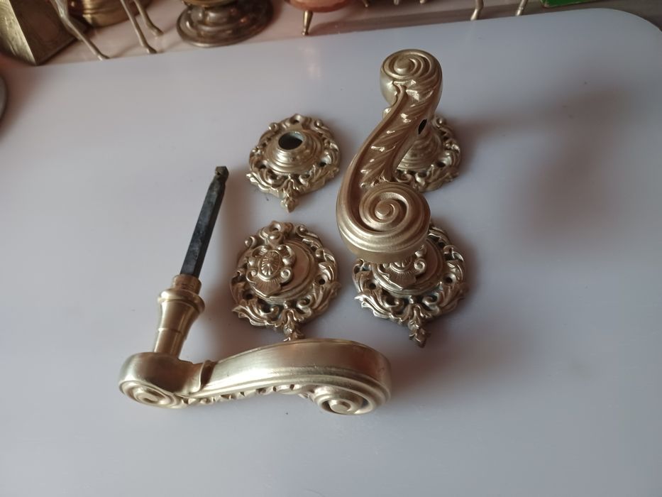 Duże klamki mosiężne.