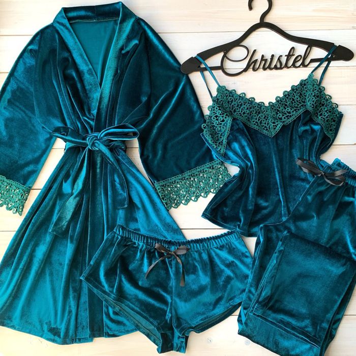 Пеньюар шелковый с кружевом