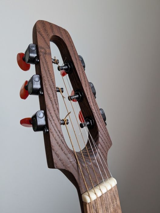 Тиха гітара з виходом на навушники