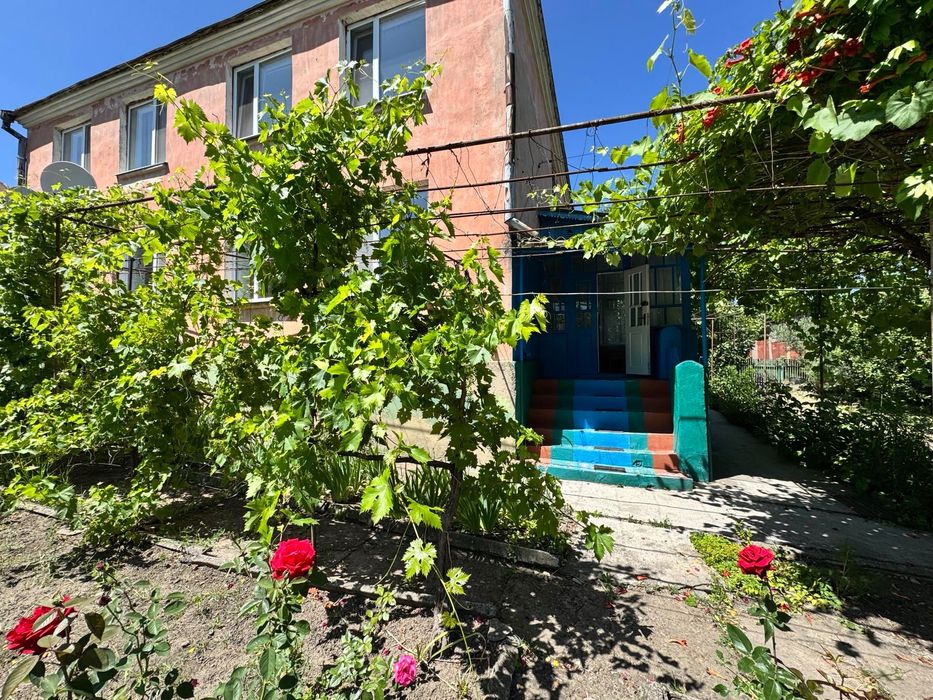 Продам будинок у тихому селищі без війни. Центр, земля, сад