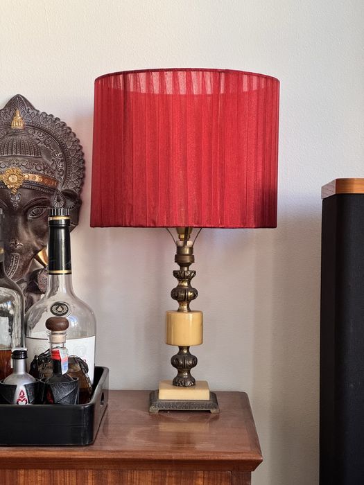 Candeeiro de mesa antigo com abat-jour classico