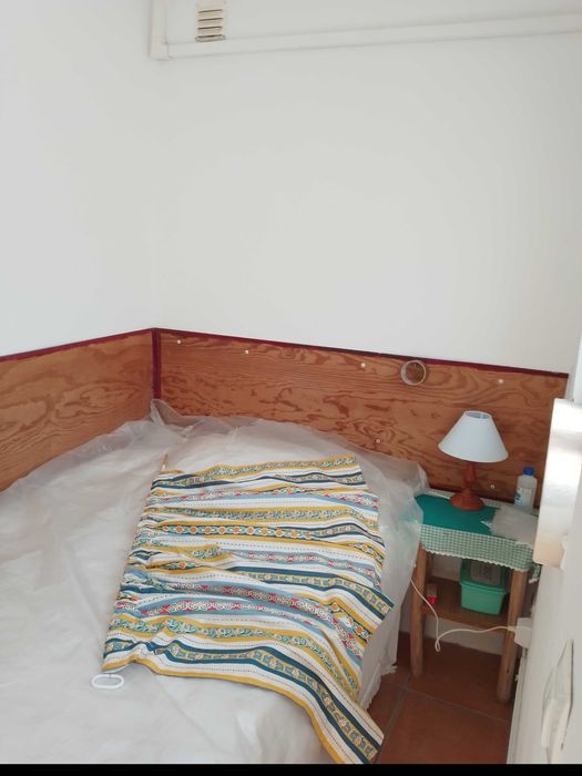 Cama + estrado + colchão + mesa de cabeceira