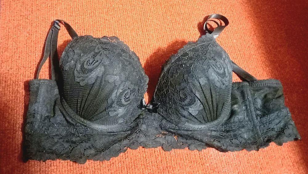 Бюстгальтер жіночий