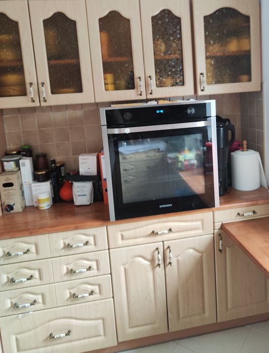 Kuchnia na wymiar z drewnianym blatem i okapem