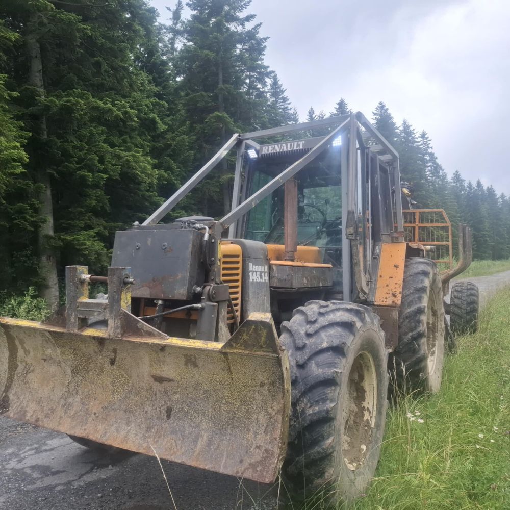 Renault 145 54  z przyczepą leśną z napędem mechanicznym
