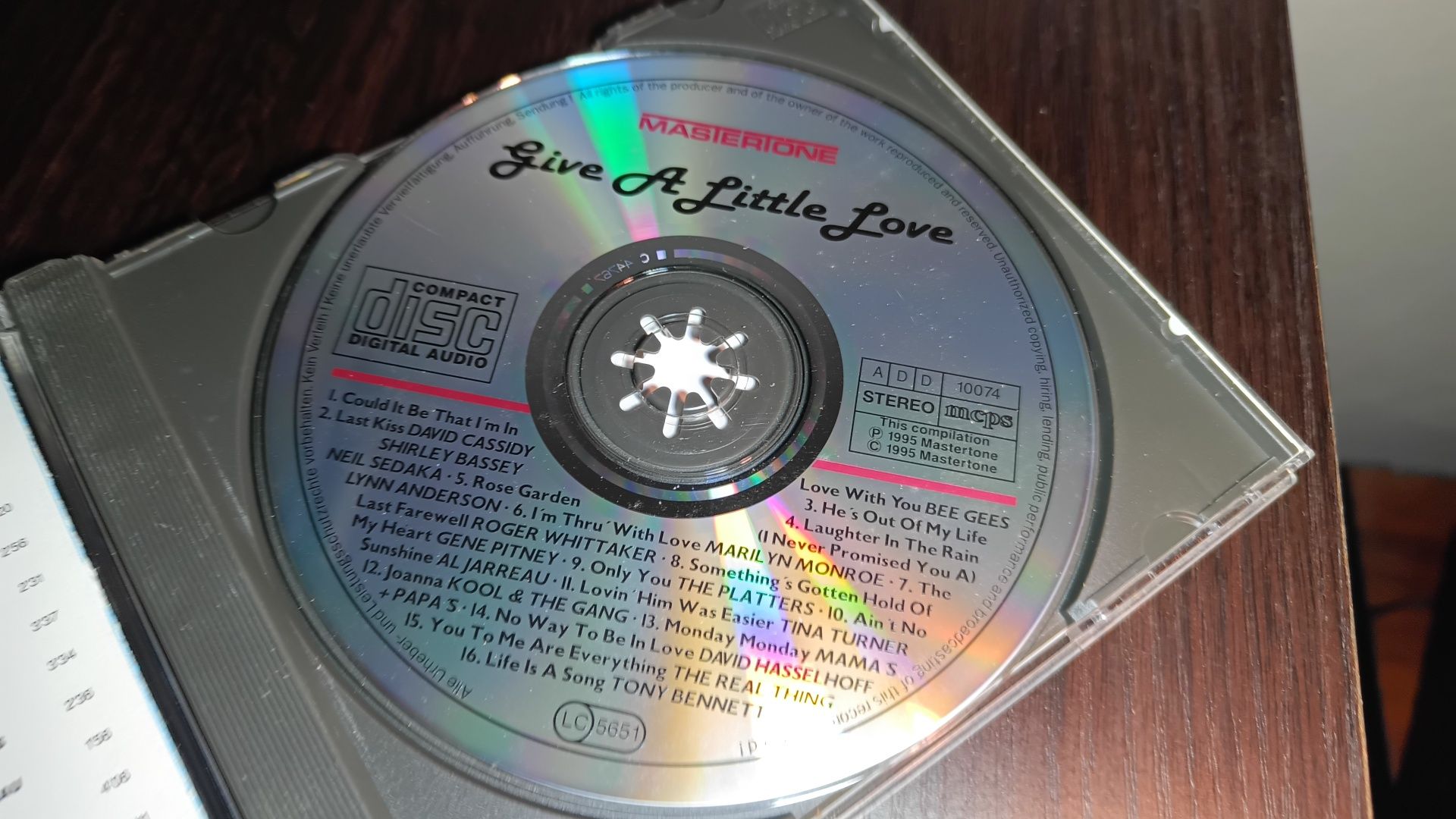 Give a Litlle love_16 smash hits