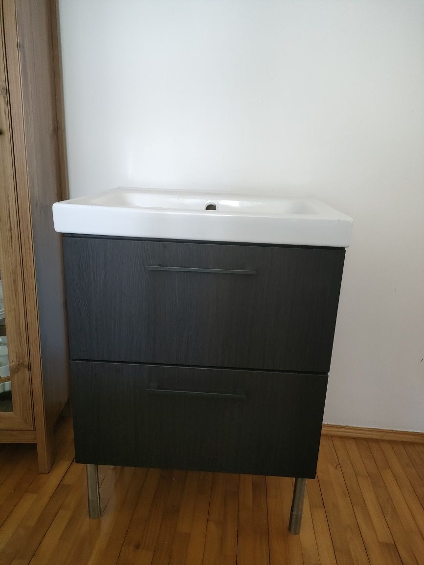 Szafka z umywalką Ikea i syfonem