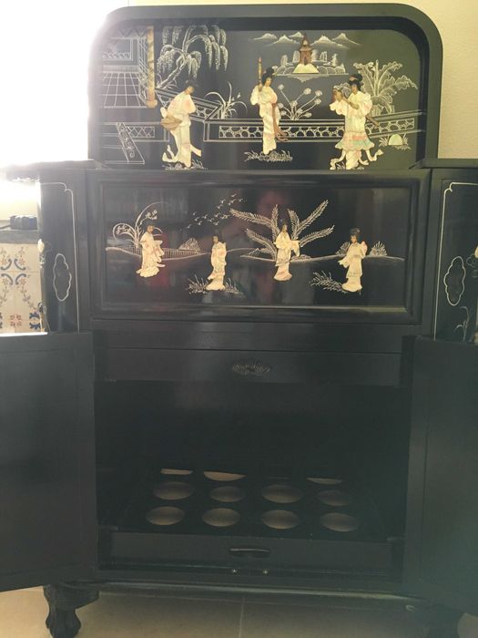 Móvel bar chinês preto em madre perola com gravuras em relevo