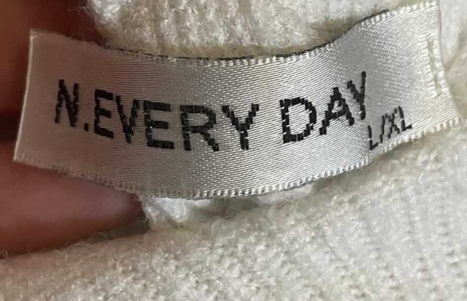 Biały sweter N.Every Day z wiązaniem na plecach