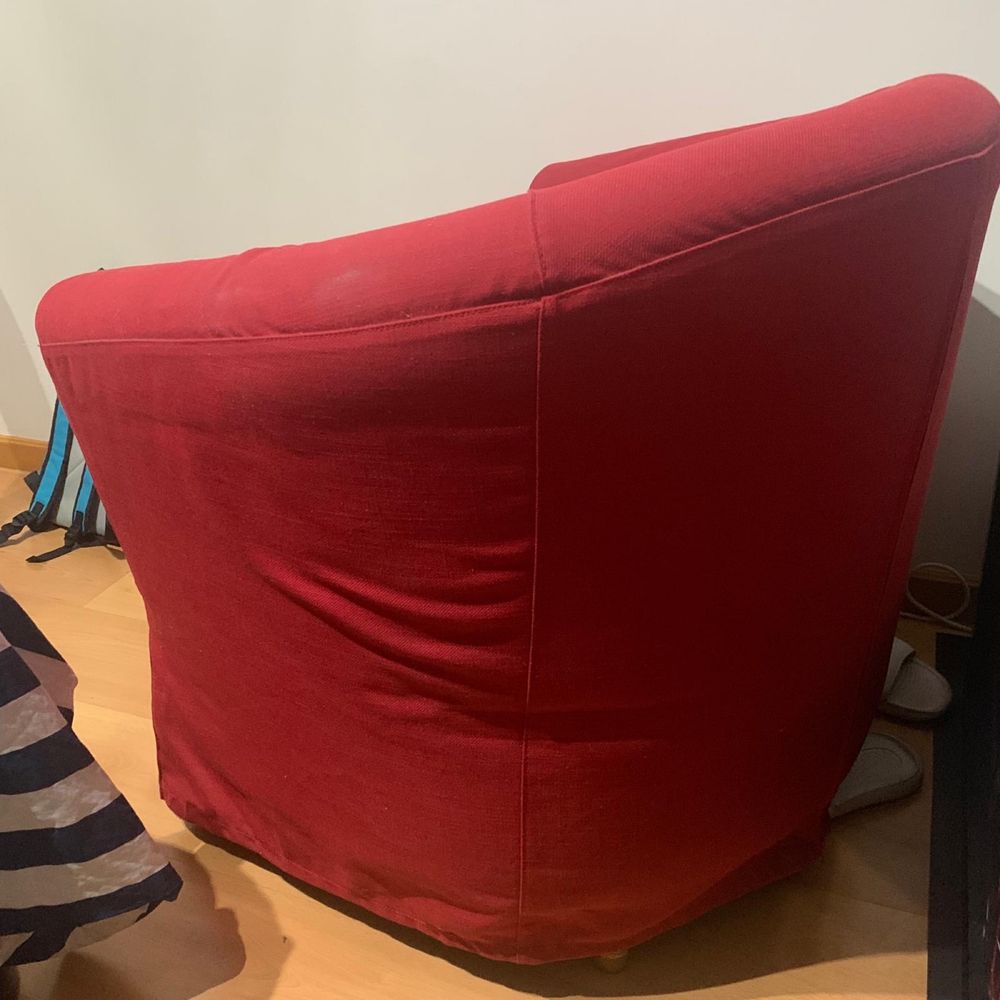 Cadeirao Ikea creme com capa vermelha