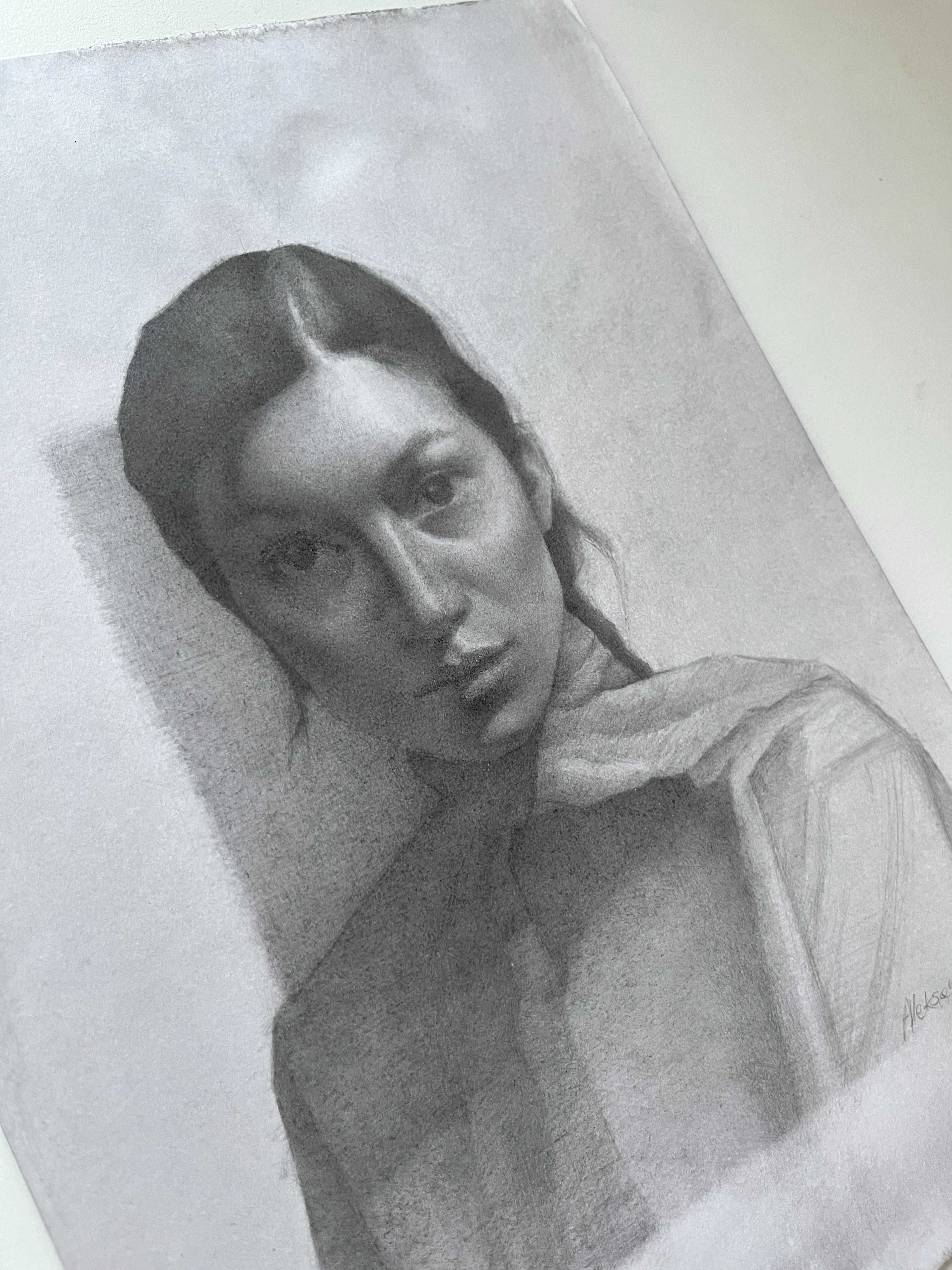 Alyssa portret frontalny ołówek na barwionym papierze