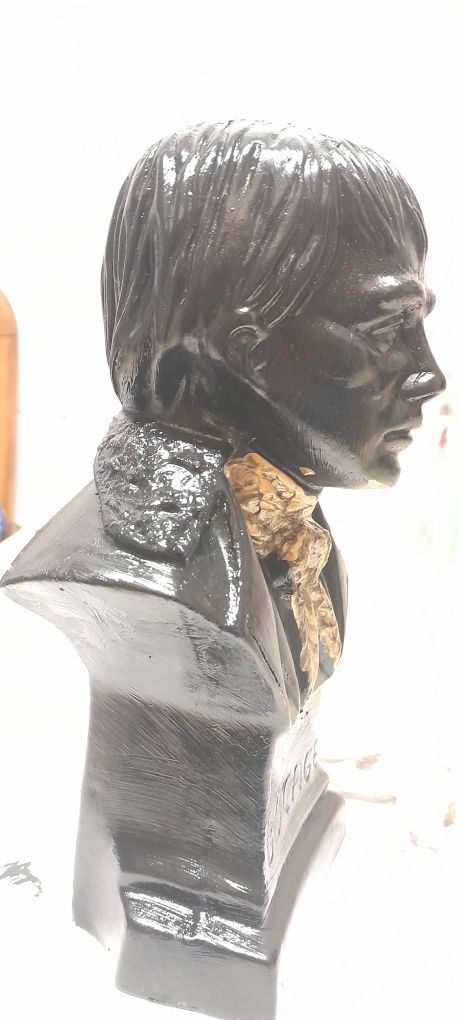 Estatueta de barro do Bocage. Mede 22cm de altura.