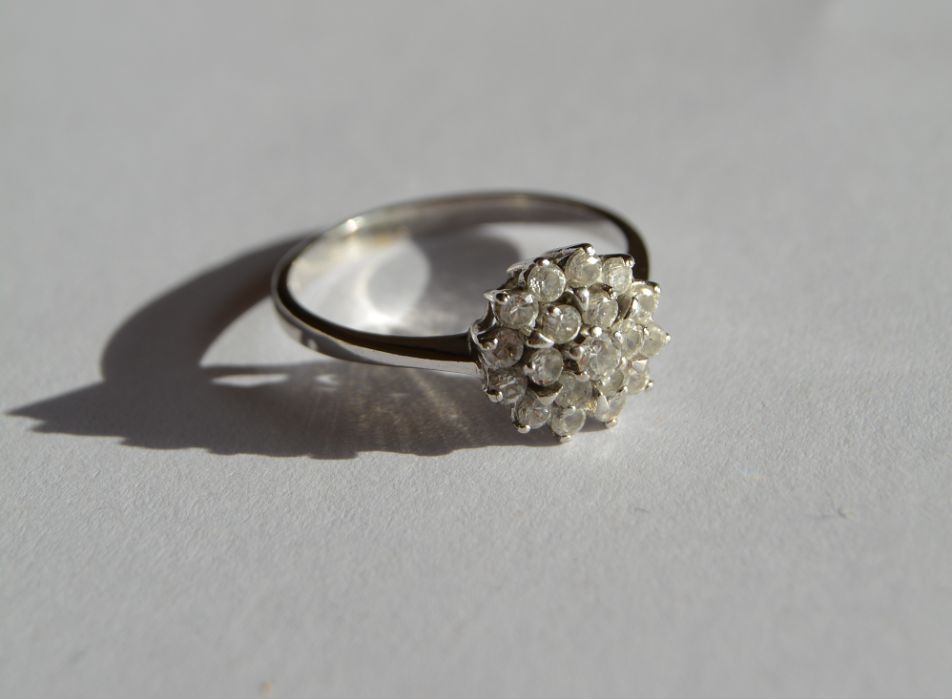 białe złoto pierścionek zaręczynowy