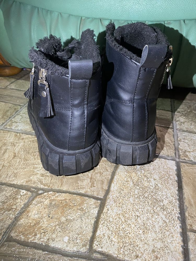 Зимове взуття та черевики на підборах