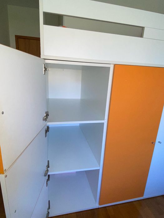 quarto: 2 camas, guarda roupa e secretària