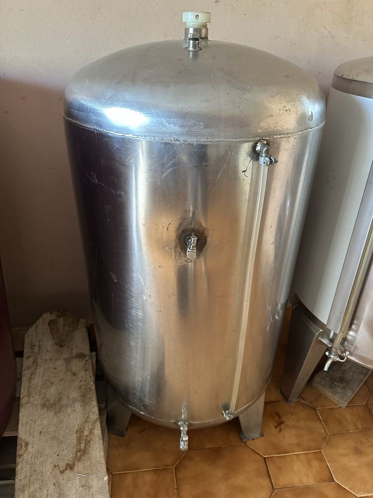 Cuba de vinho, em inox,pouco uso.