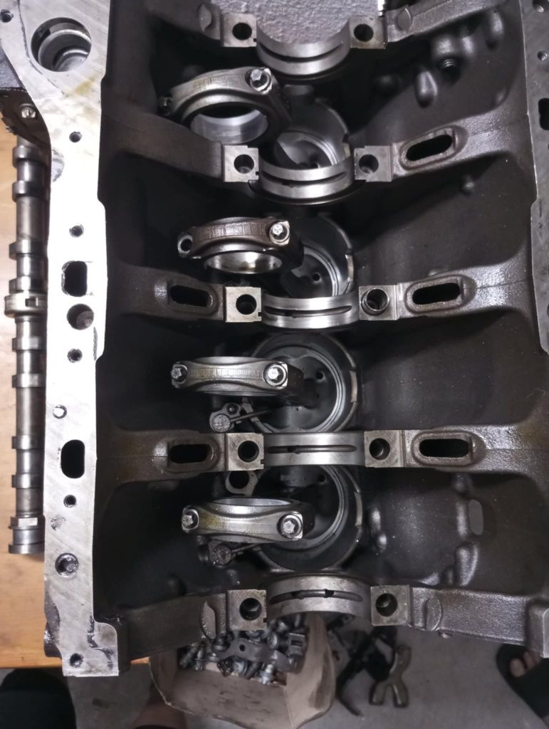 Várias peças de motor Mercedes
