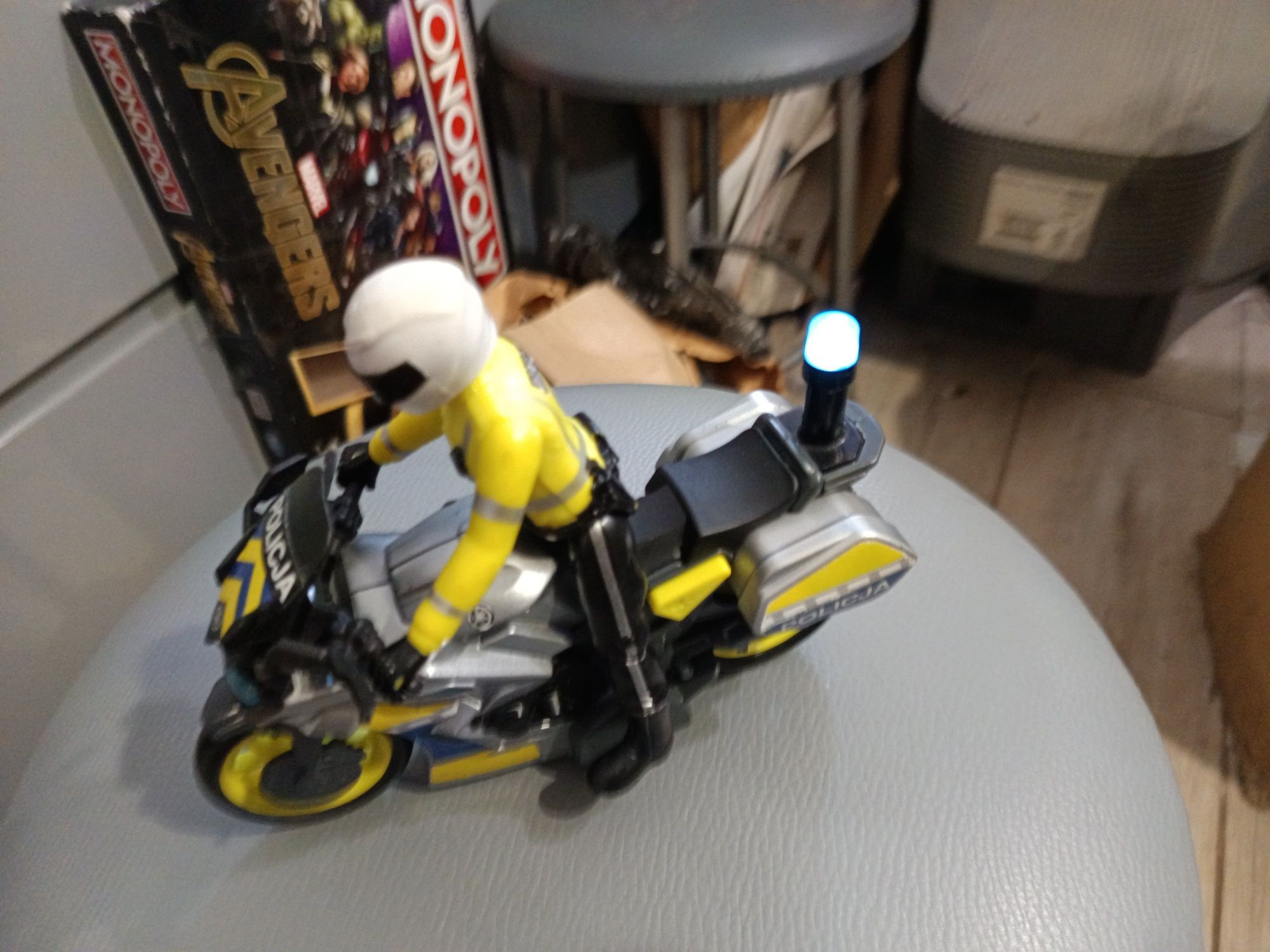 Zabawkowy policyjny  Motocykl z kierowcą od Dickie  na baterie