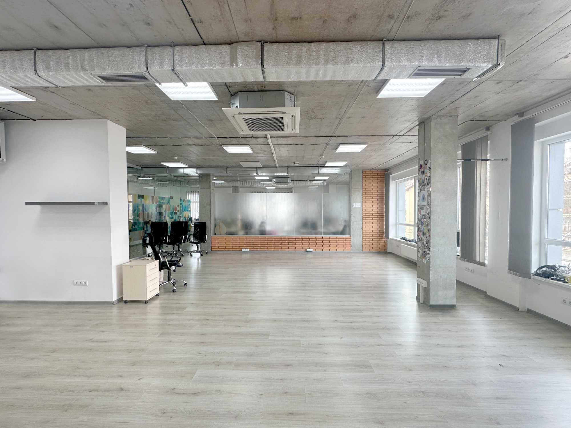 Оренда офісного приміщення, 228 м² за 12$/ м², на вул. Угорська