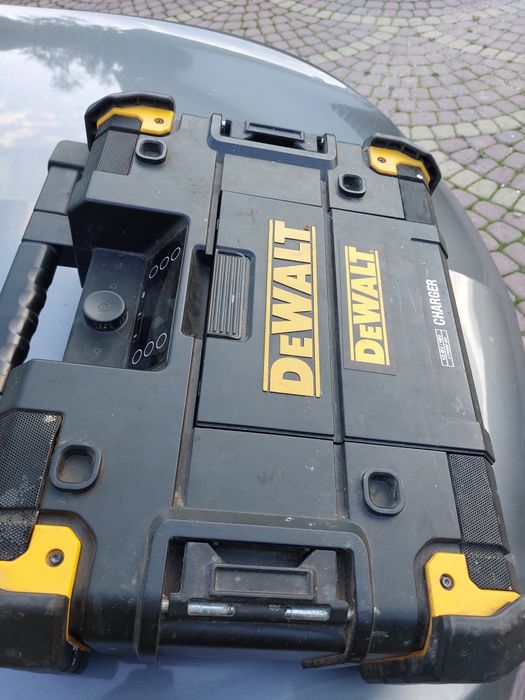 Radio dewalt uszkodzone  z zasilaczem