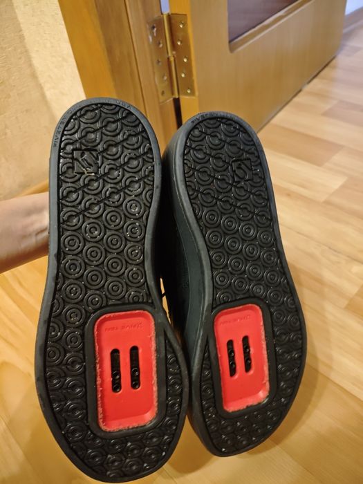 Продам кроссовки мужские