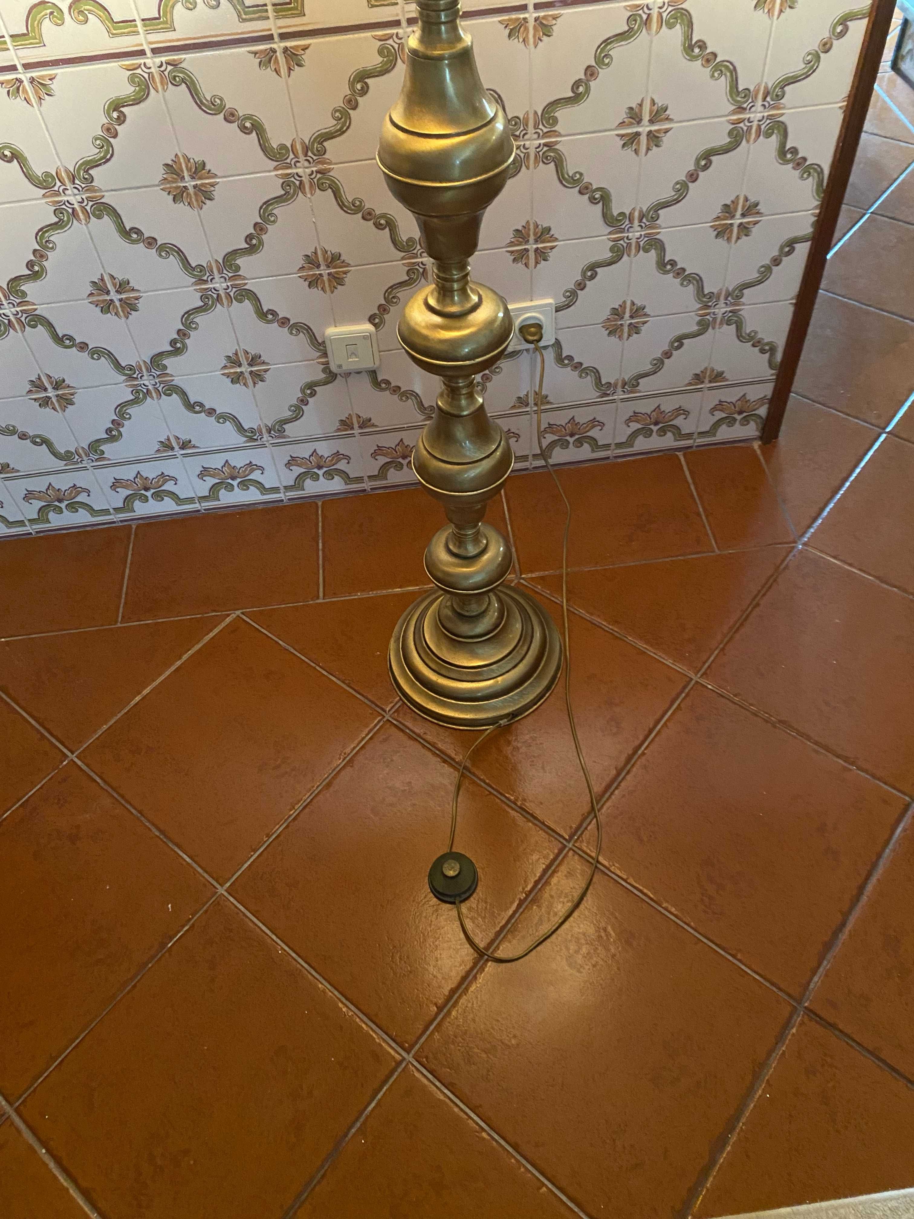 Candeeiro de Sala de Pé alto em latão