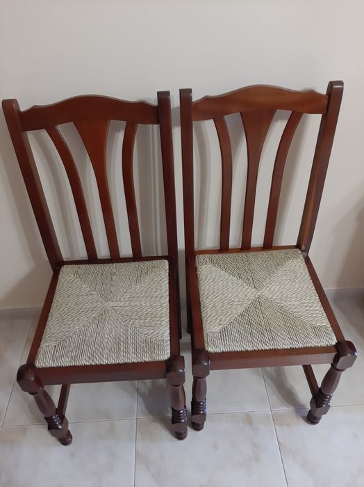 Cadeiras em mogno 60 € cada uma