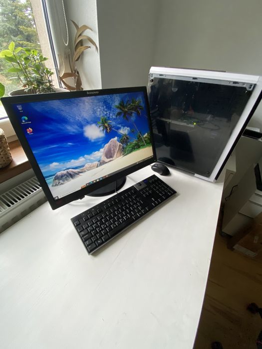 Zestaw komputer do 3D i gier z Quadroo4000 SSD 240GB monitor