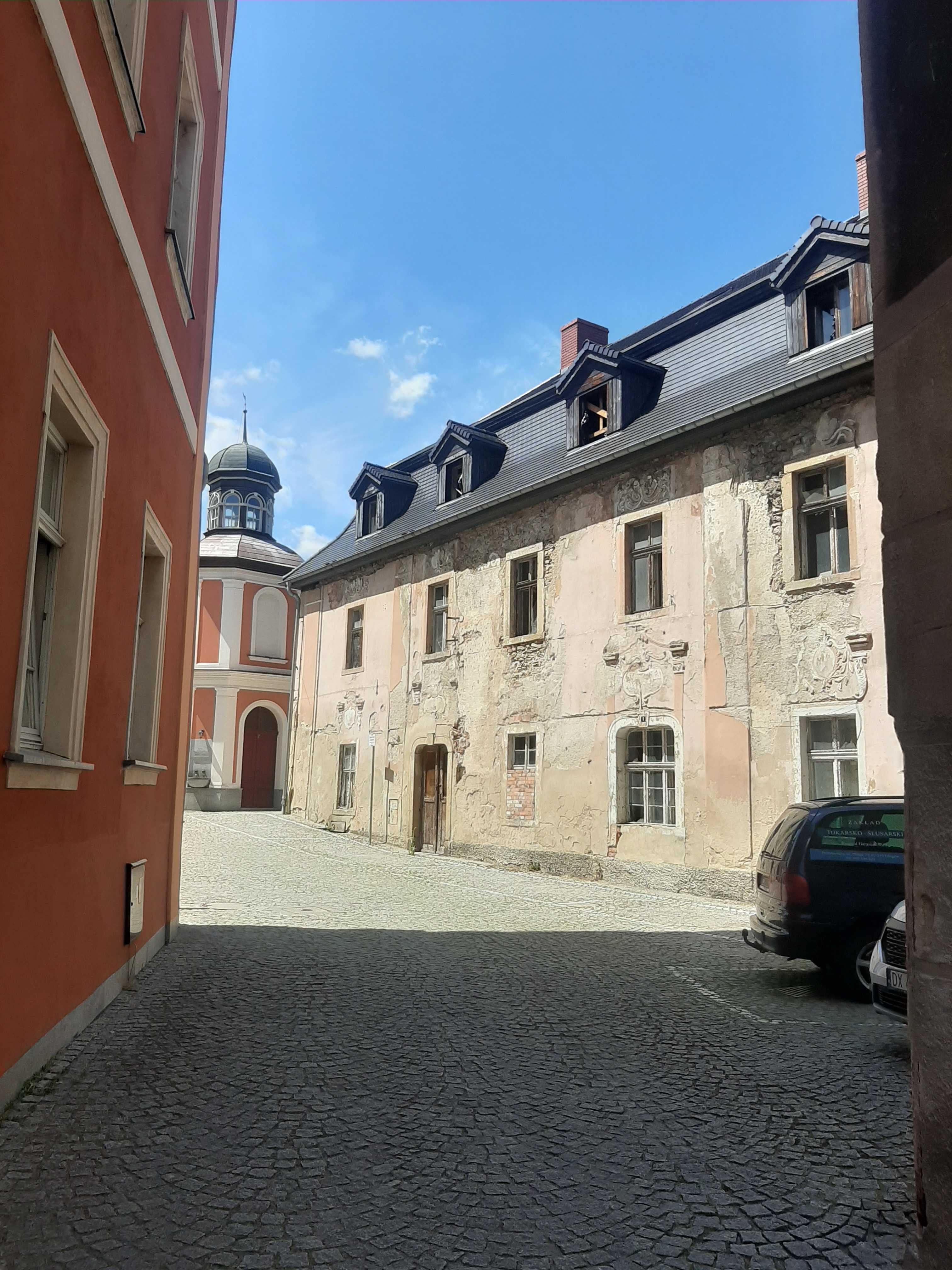 Zabytkowy "Czerwony Dom" w Uzdrowisku Cieplice