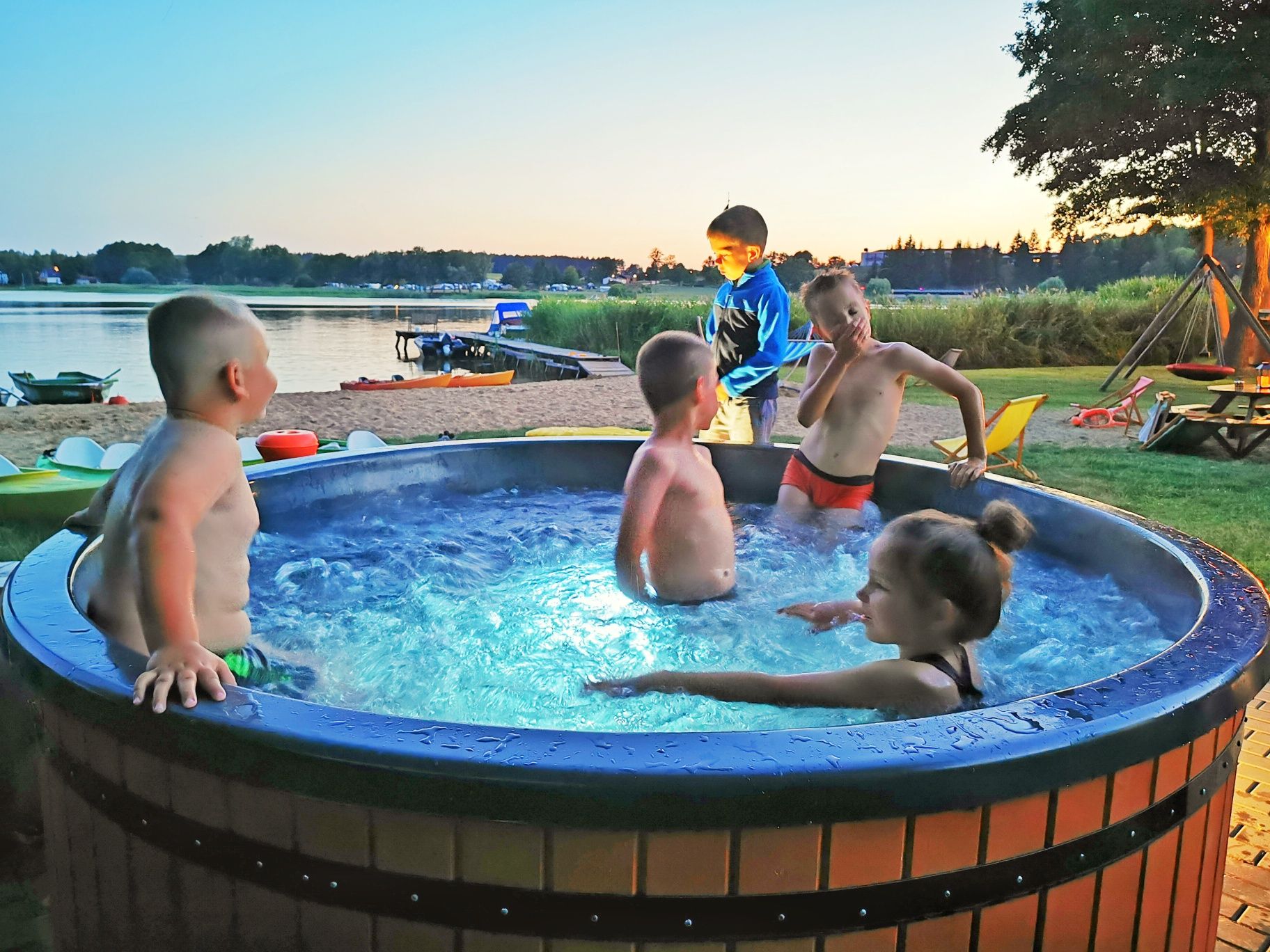 Domki nad jeziorem. PRYWATNA PLAŻA, balia z jacuzzi w cenie, SAUNA ZEW