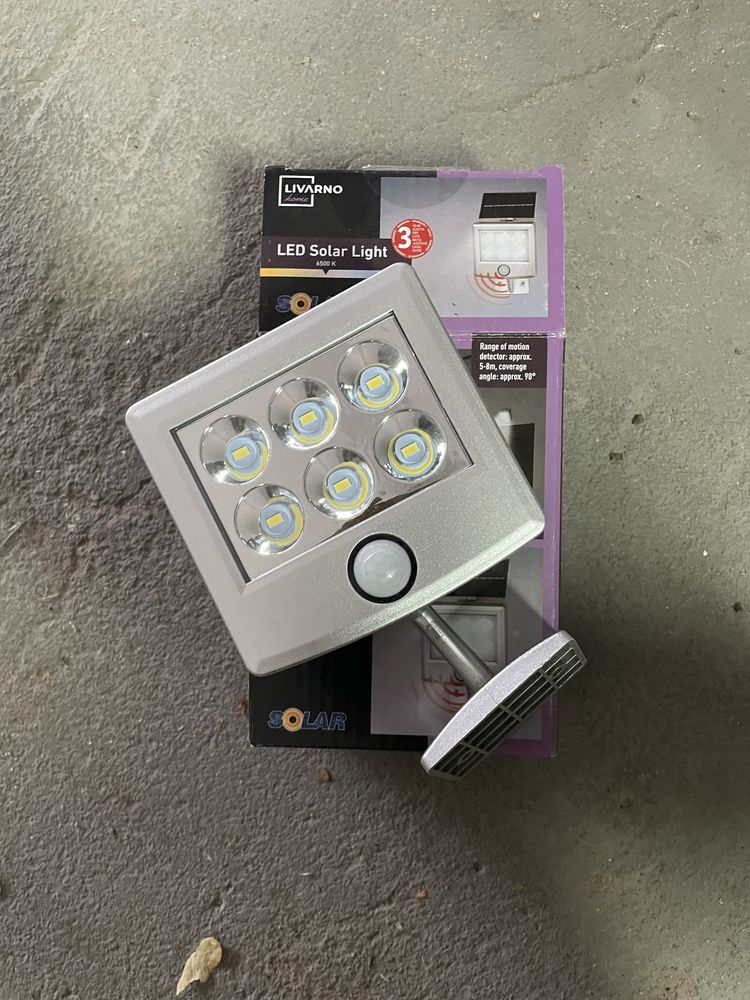 Zewnetrzna lampka solarna LED z czujnikiem ruchu