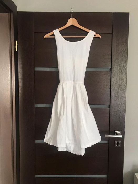 Biała sukienka z odkrytymi plecami r.s