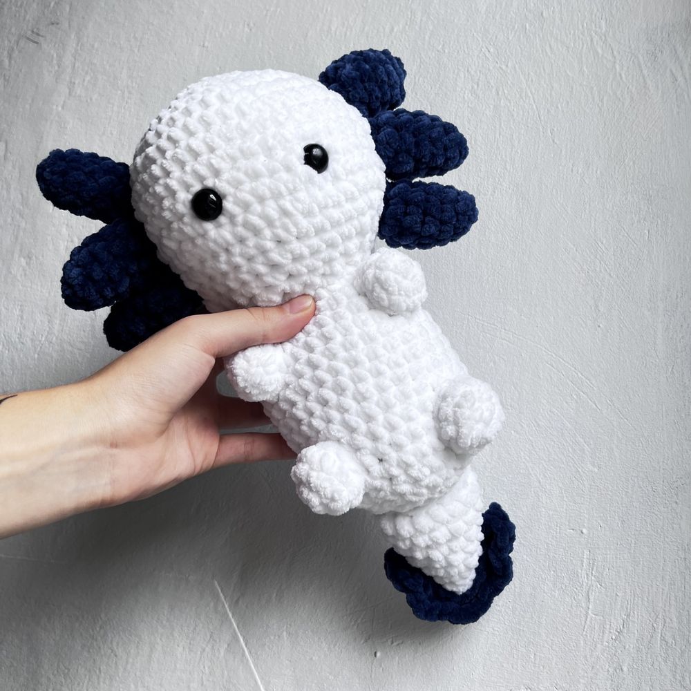 Pluszowy ręcznie zrobiony axolotl na szydełku amigurumi