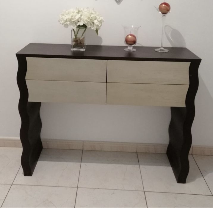 Movel bem estimado com 4 gavetas