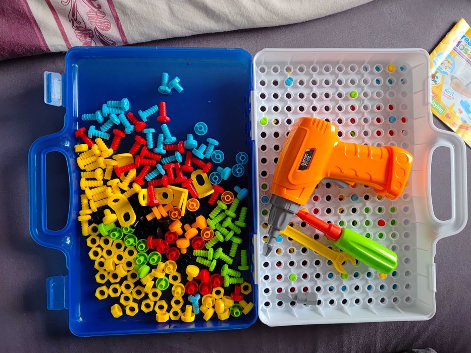 zestaw z wkrętarka, śrubokrętem i kluczem + klocki konstrukcyjne