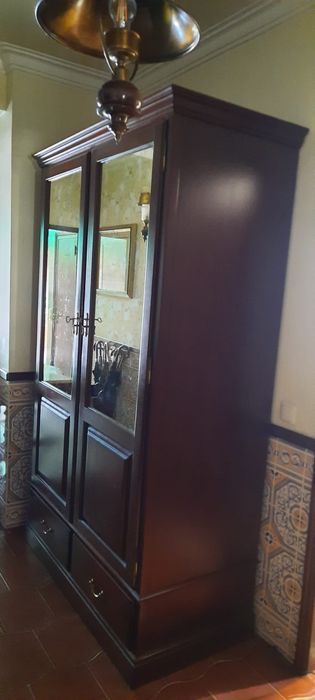 Móvel roupeiro de mogno c espelho efeito oxidado