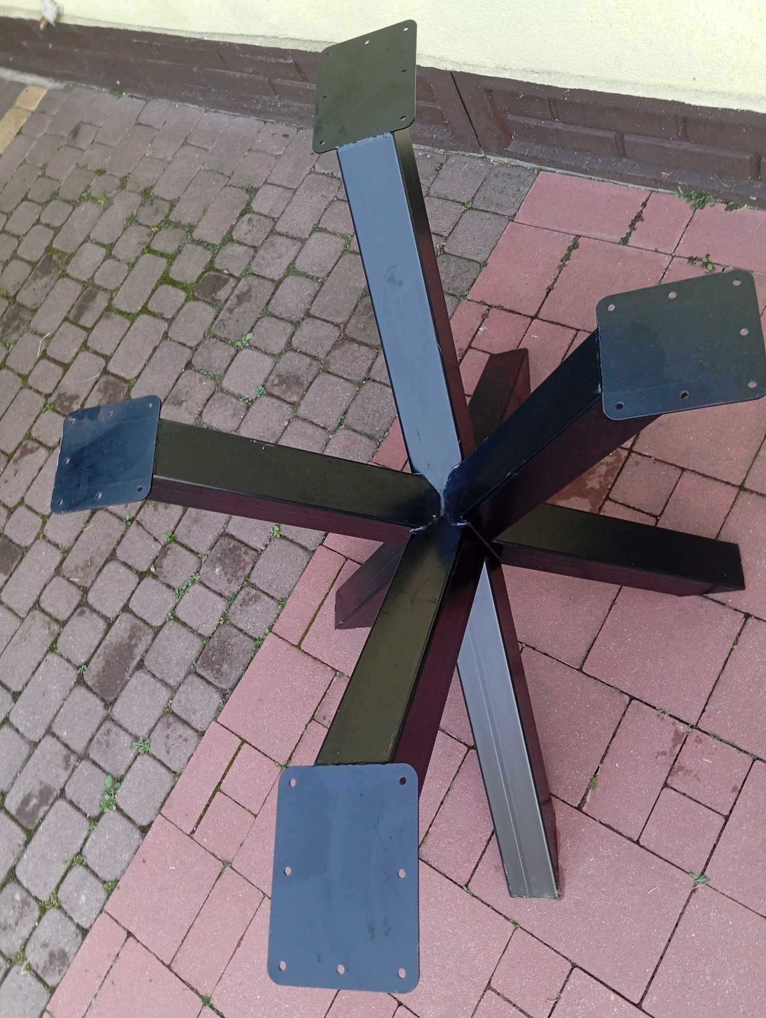 stół na stalowych nogach