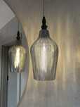 Lampa wisząca w kolorze szarym