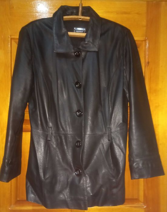 Кожаная женская куртка черного цвета с поясом
