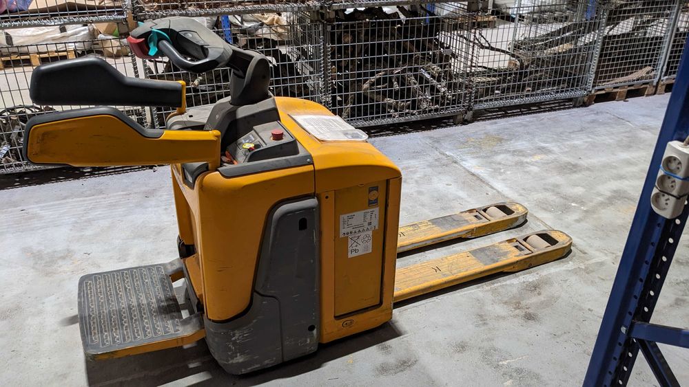 Paleciak elektryczny z podestem Jungheinrich ERE 120+prostownik