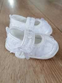 Białe buciki na chrzciny